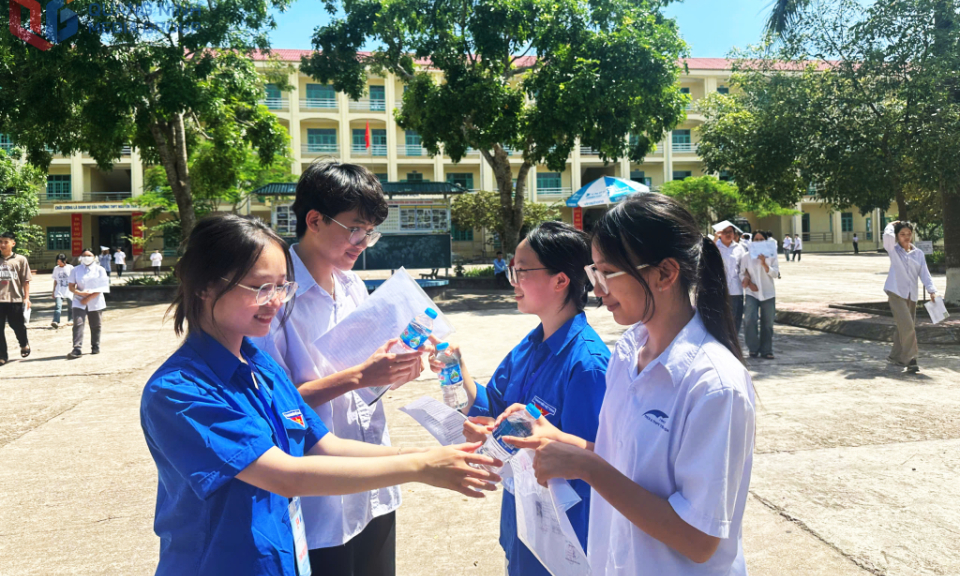 Áo xanh tiếp sức mùa thi