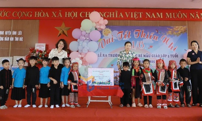 Phó Chủ tịch Thường trực HĐND tỉnh Vi Ngọc Bích tặng quà thiếu nhi Trường Mầm non Tình Húc