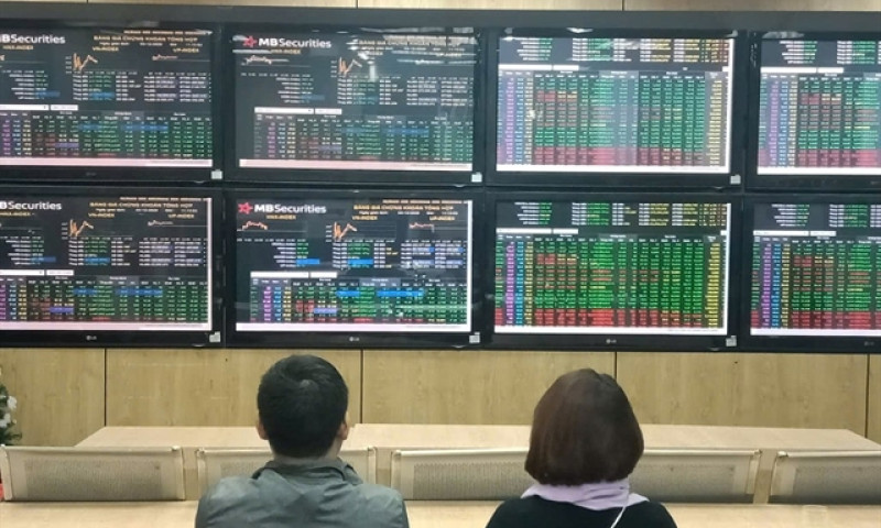 VN-Index may fluctuate near previous peak in first week of June, say experts