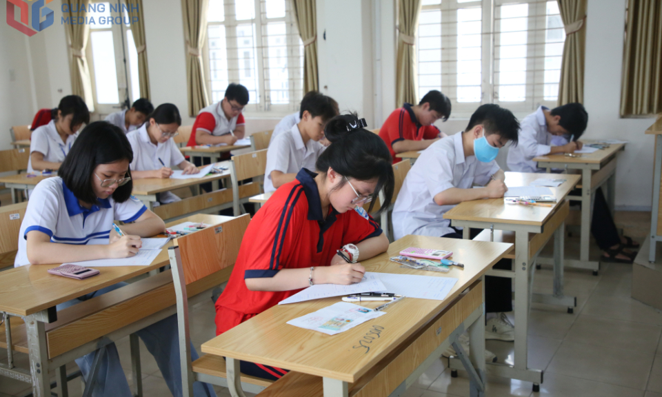 Các thí sinh hoàn thành môn Toán, kết thúc kỳ thi tuyển sinh lớp 10 hệ không chuyên
