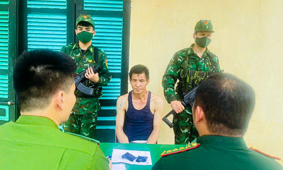 Bắt đối tượng người Lào vượt biên buôn bán ma túy