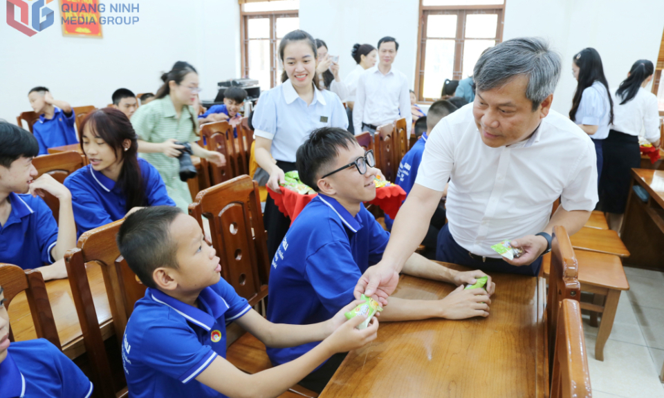 Quang Ninh Party Secretary Vu Dai Thang presents gifts to children on International Children’s Day