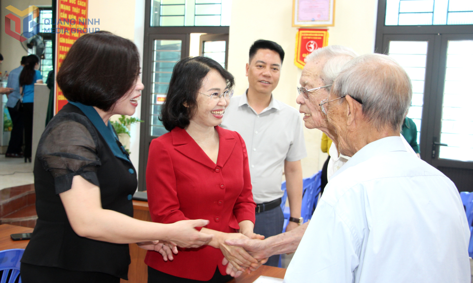 Đồng chí Phó Bí thư Thường trực Tỉnh ủy dự sinh hoạt chi bộ khu phố 2A, phường Cẩm Trung