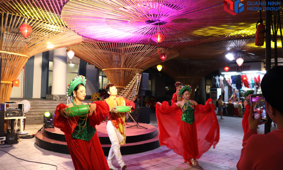Tuan Chau unveils the magical “Night Cruise Street” on Ha Long Bay
