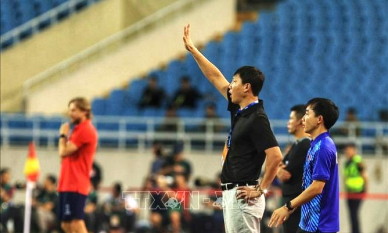 HLV Kim Sang-sik ‘vá’ hàng thủ tuyển Việt Nam