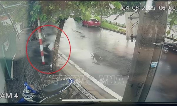 Chạy mô tô tốc độ cao, hai sinh viên người nước ngoài tự gây tai nạn