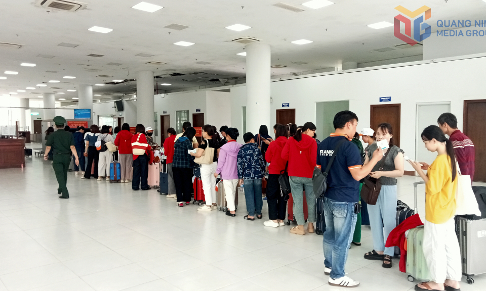Móng Cái: Hoạt động xuất nhập cảnh tăng trưởng mạnh ở Lối thông quan cửa khẩu cầu Bắc Luân II