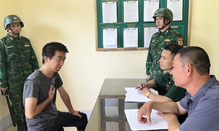 Mang 18.500 Nhân dân tệ giả sang Việt Nam du lịch