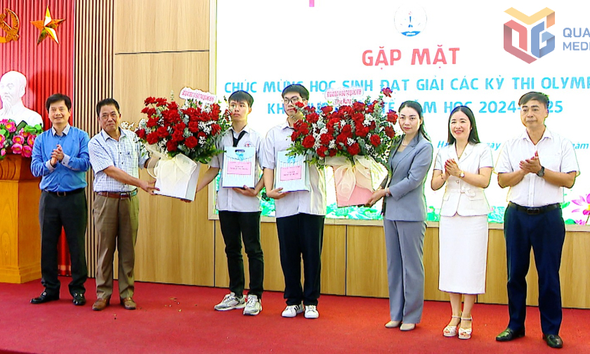 Gặp mặt, chúc mừng học sinh đạt giải Olympic khu vực quốc tế năm học 2024 - 2025