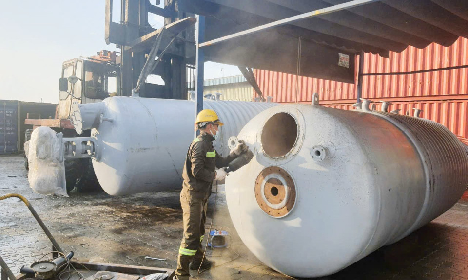 Giấu lô thuốc lá lậu số lượng lớn vào 2 bồn thép rỗng, sau đó hàn kín lại