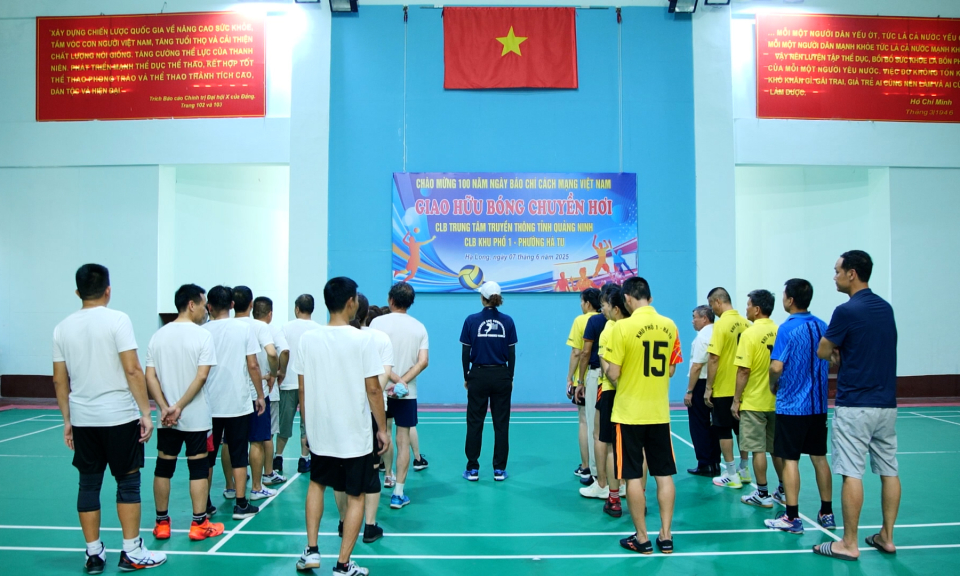 Sôi nổi giao hữu bóng chuyền hơi chào mừng 100 năm Ngày Báo chí Cách mạng Việt Nam