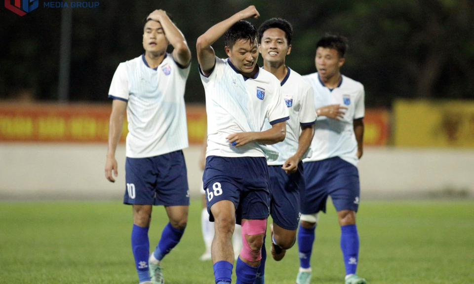 Thắng trận "thủy chiến” trên sân Thanh Trì, Quảng Ninh FC áp sát ngôi đầu