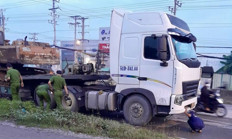 Tự té trên Quốc lộ 1, hai người đi xe máy bị xe container cán tử vong