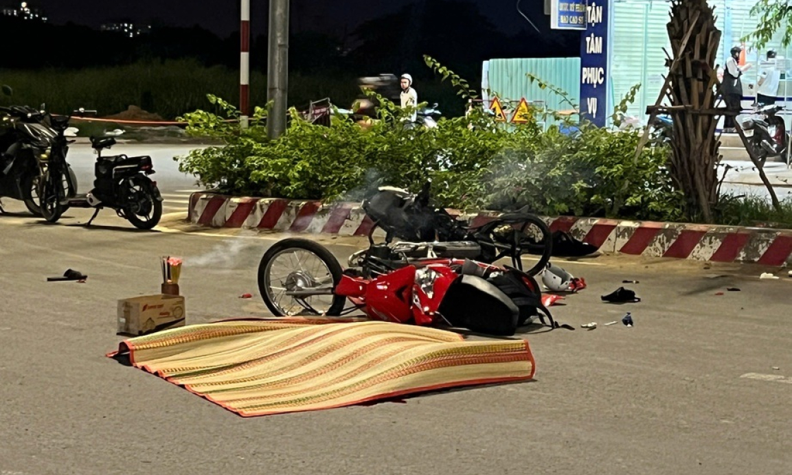 Xe máy đi tốc độ cao tông nhau, hai nam sinh thương vong