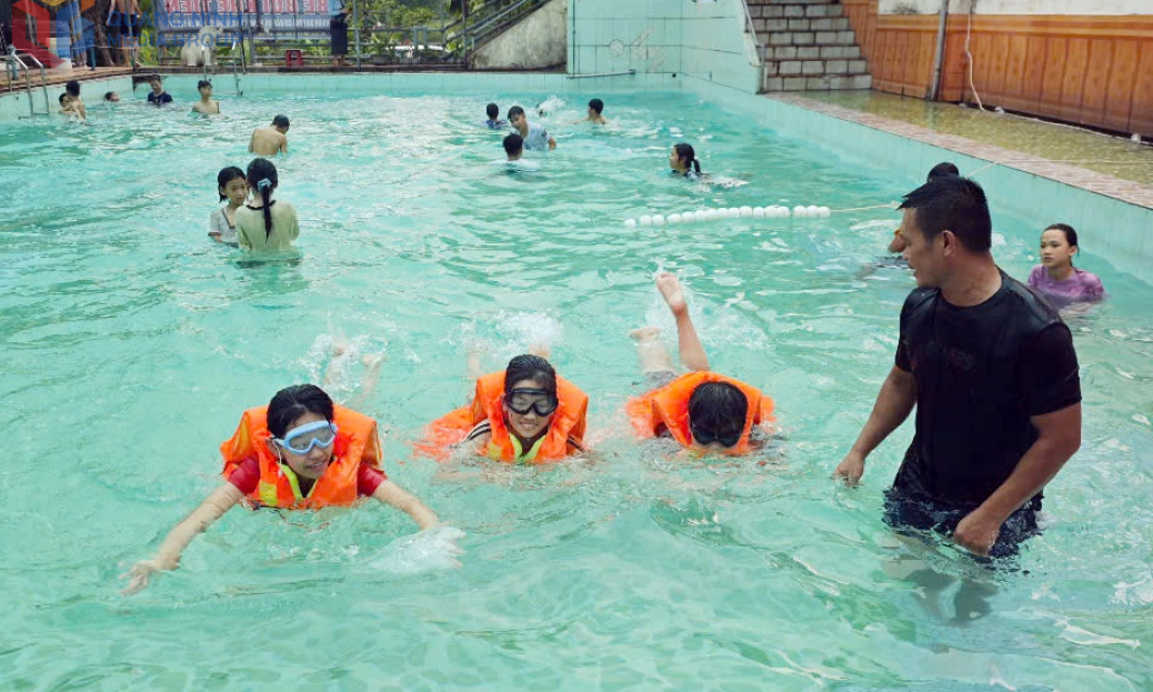 Trang bị kỹ năng bơi lội cho học sinh có hoàn cảnh khó khăn
