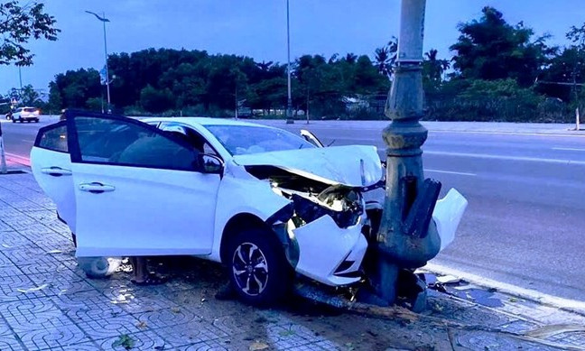 Ô tô tông trụ đèn ở Quảng Ngãi, 3 người trọng thương