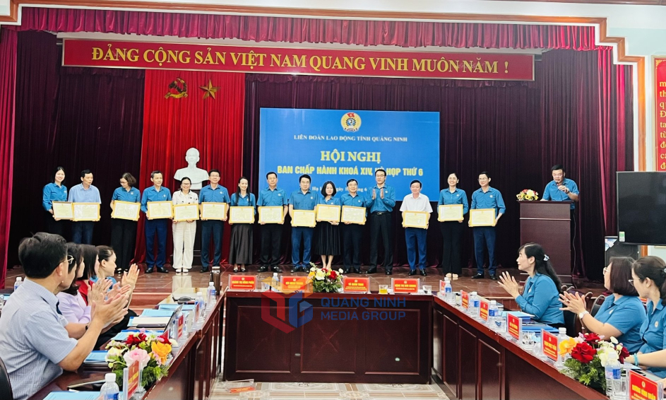 Tuyên dương tập thể có thành tích trong Tháng Công nhân