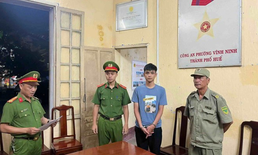 Bắt tạm giam đối tượng cướp giật điện thoại từ tay bé trai