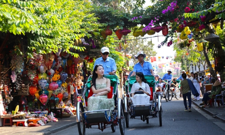 Record number of tourists visits Việt Nam in May