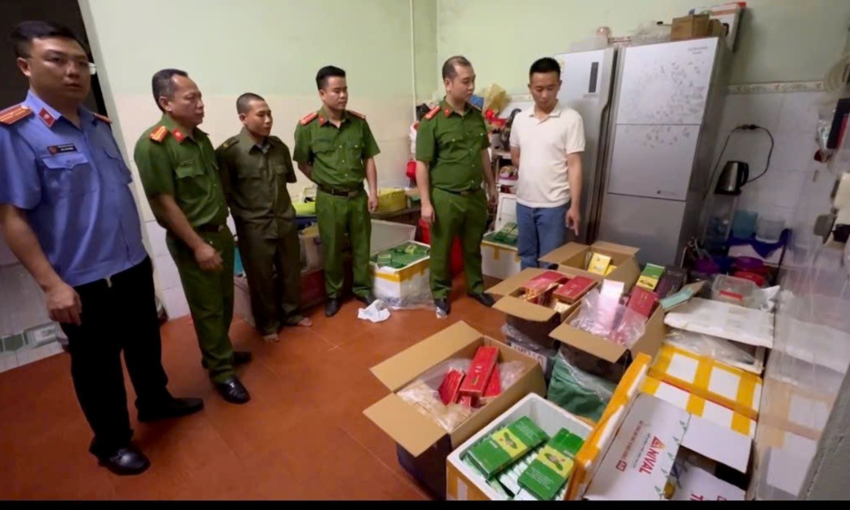 Khởi tố 2 đối tượng buôn bán hàng cấm, thu giữ gần 5.000 bao thuốc lá điếu
