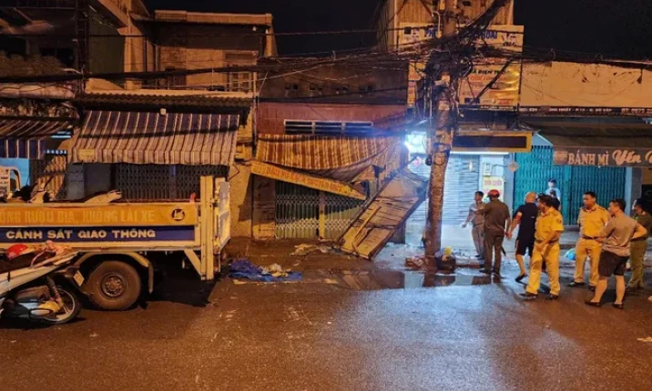Xe máy lao vào nhà dân sau va chạm, 2 người tử vong
