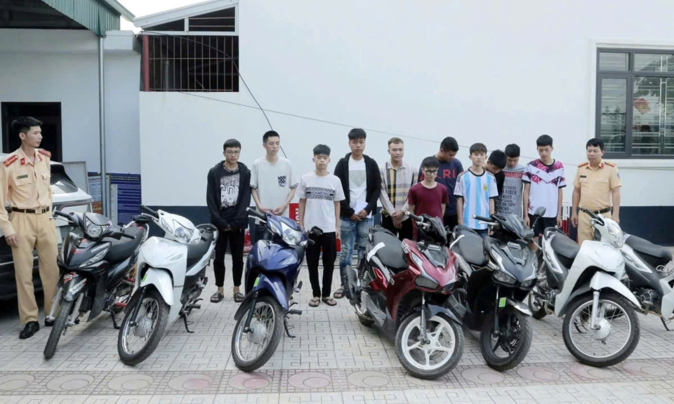 Phạt gần 100 triệu đồng nhóm thanh thiếu niên tụ tập lái xe lạng lách, đánh võng