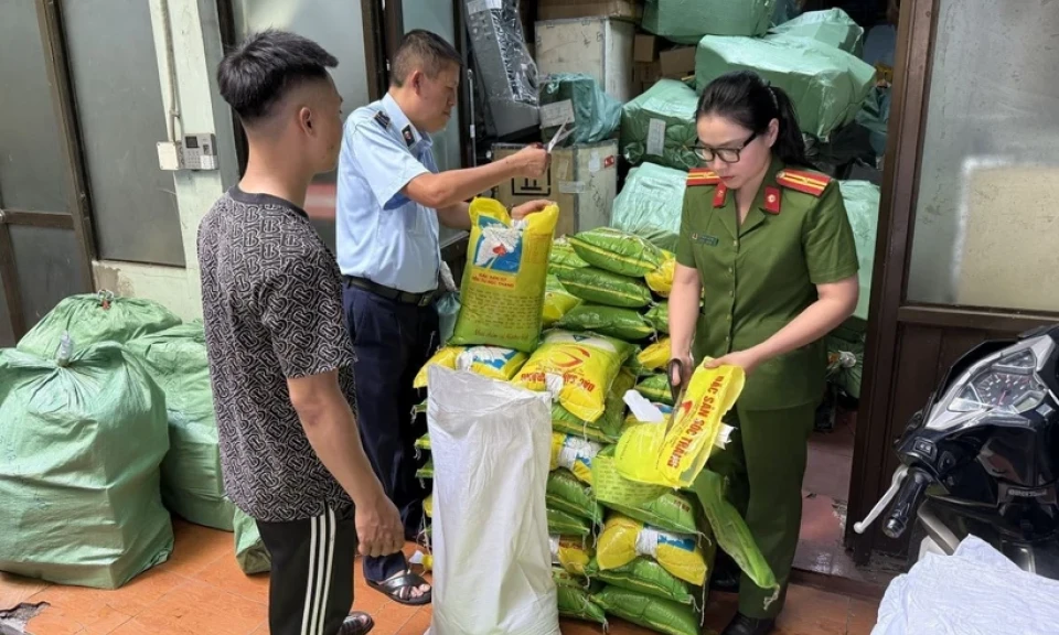 Tiêu hủy nhiều bao gạo và bao bì xâm phạm nhãn hiệu gạo ST25 