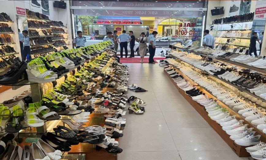 Bắt giam đối tượng cầm đầu đường dây buôn lậu giày dép, túi xách