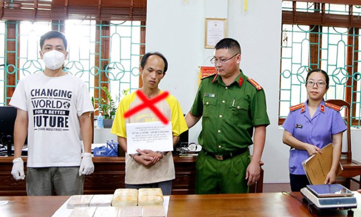 Bắt giữ đối tượng mang 8 bánh ma túy đi bán