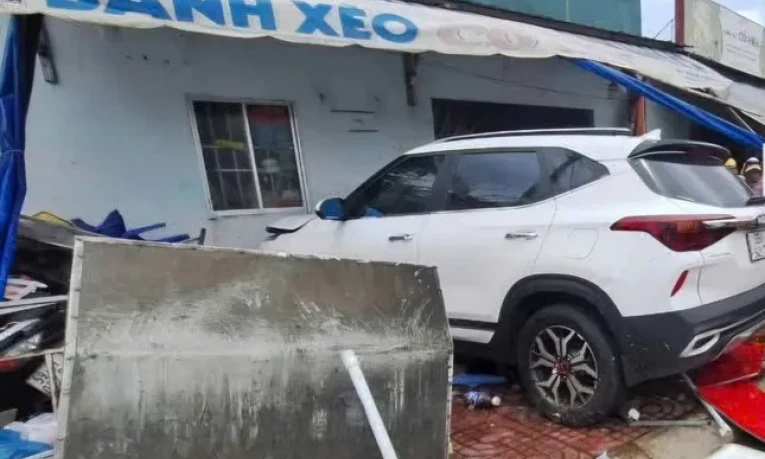 Ô tô tông văng xe máy rồi lao vào nhà dân, 2 người thương vong