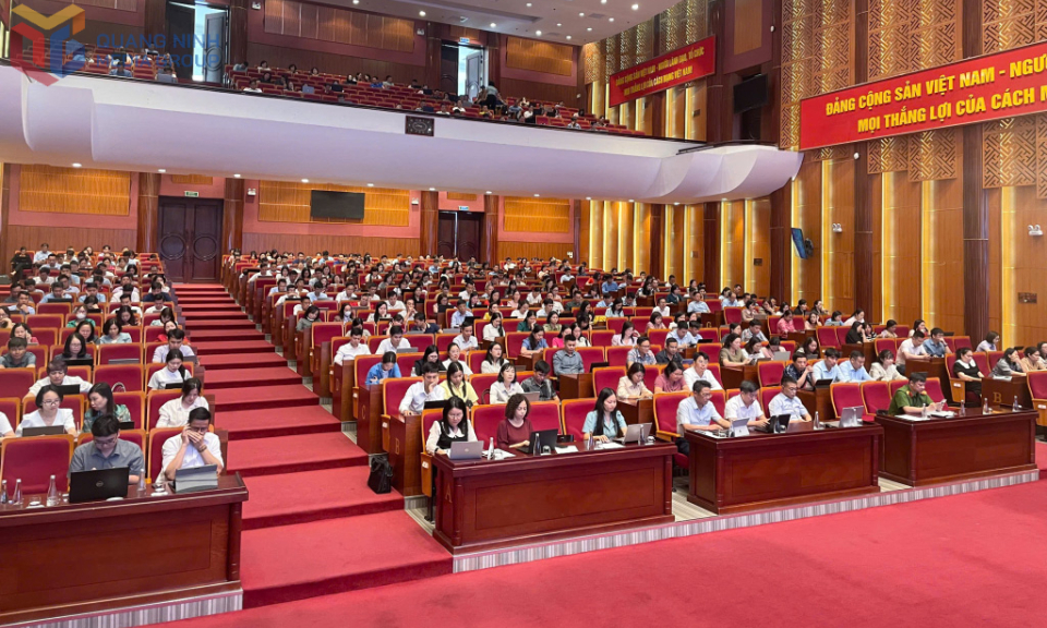 Quan tâm bồi dưỡng chuyên môn, chính trị cho giáo viên