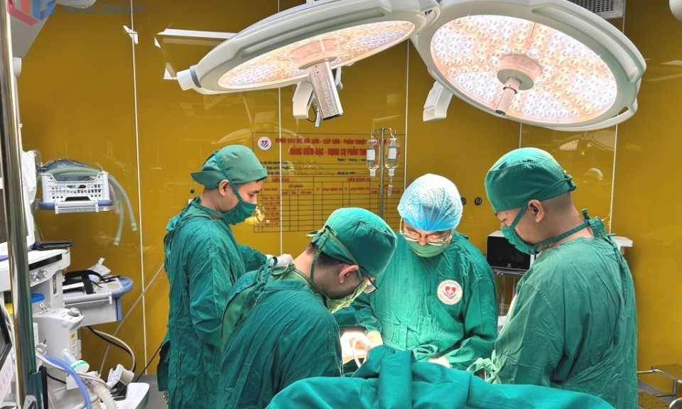 Phối hợp liên viện phẫu thuật não thức tỉnh, cứu bệnh nhân 75 tuổi chấn thương sọ não thoát liệt