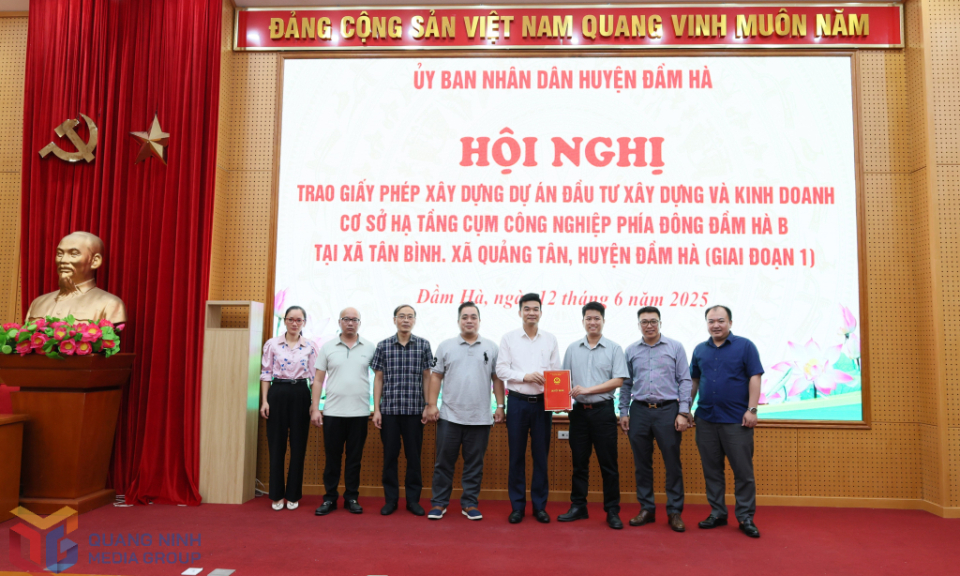 Trao giấy phép xây dựng Dự án Cụm công nghiệp phía Đông Đầm Hà B