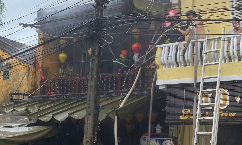 Cháy dữ dội ở cửa hàng lưu niệm giữa phố cổ Hội An