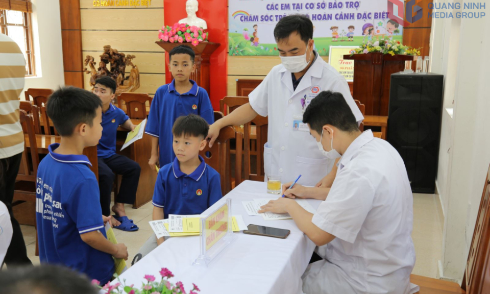  Chăm lo cho trẻ em yếu thế