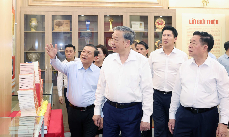 Kết quả công tác xây dựng Đảng về chính trị 40 năm thực hiện công cuộc đổi mới