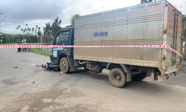 Xe máy va chạm xe tải, bé trai 10 tuổi tử vong