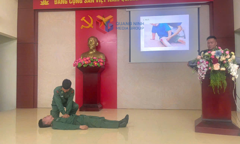 Đồn Biên phòng Pò Hèn tuyên truyền pháp luật và tặng quà cho trẻ em