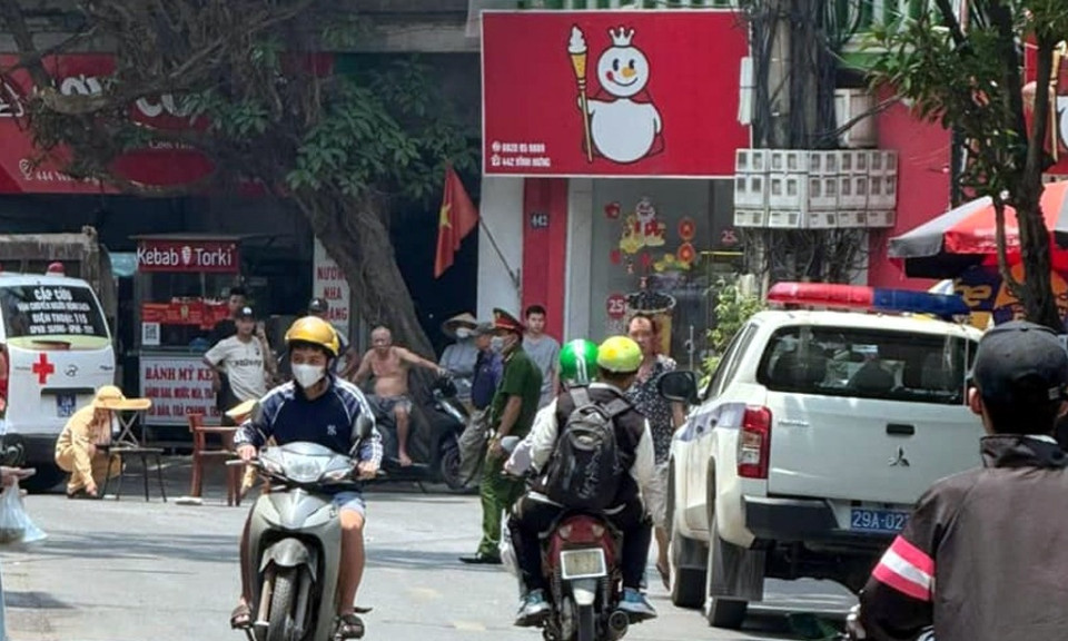 Bé 5 tuổi ở Hà Nội nguy kịch sau va chạm với xe tải ngay trước cửa nhà