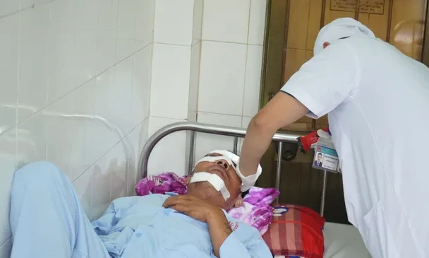 Cánh quạt máy bay không người lái chém gãy xương mũi người đi đường