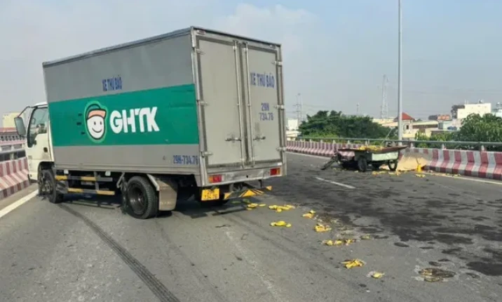 Xe tải va chạm xe lôi tự chế, người đàn ông bán chuối dạo tử vong