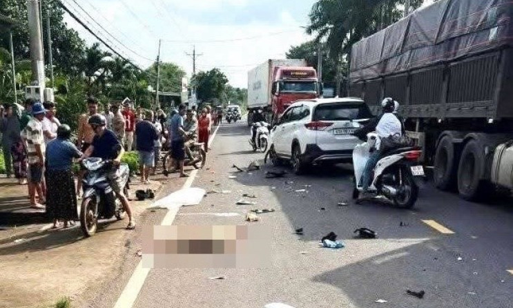 Tai nạn giao thông ở Đồng Nai giữa ôtô 7 chỗ và xe máy khiến 1 bé gái tử vong
