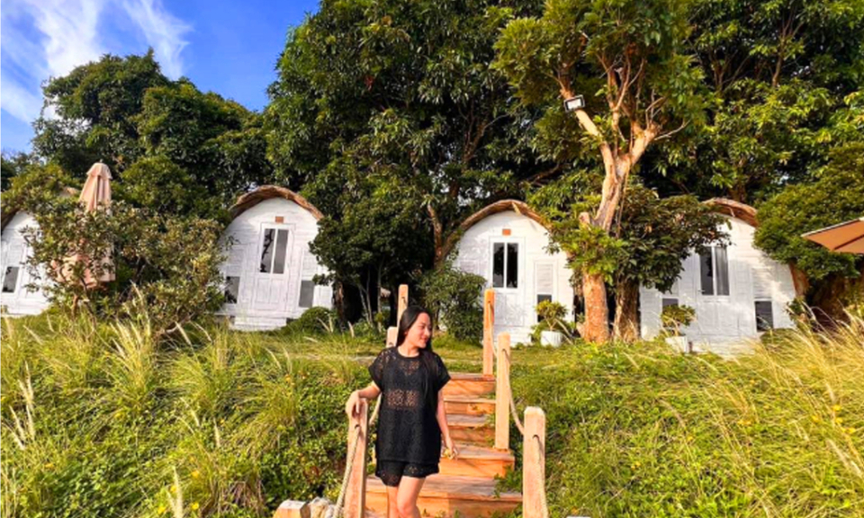A floral paradise by the Hong Van seaside