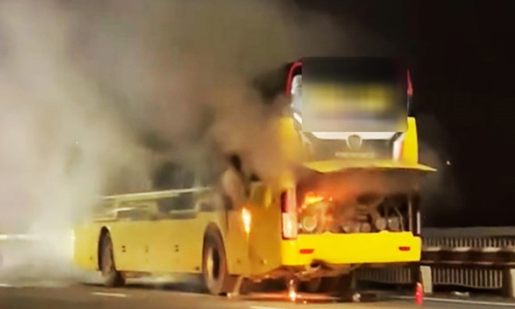 Xe khách bất ngờ bốc cháy ngùn ngụt lúc rạng sáng ở Hà Nội