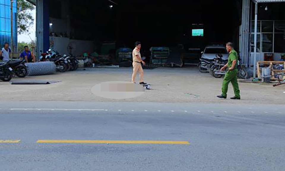 Nam thanh niên 20 tuổi tử vong sau va chạm với xe tự chế chở tôn