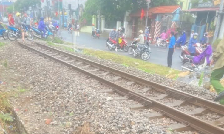 Đi xe đạp điện qua đường ngang, nam thanh niên bị tàu hỏa cán tử vong