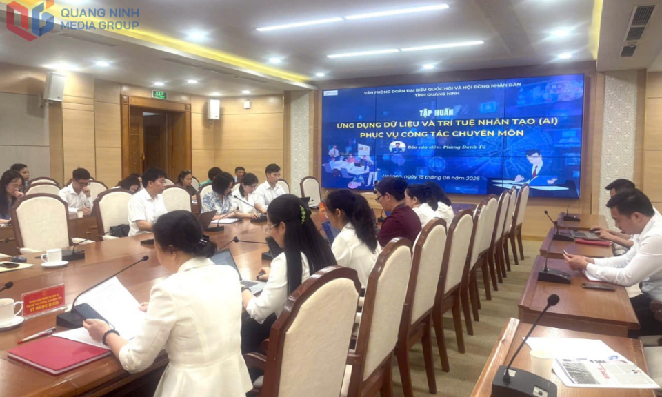 Văn phòng Đoàn ĐBQH và HĐND tỉnh tập huấn kỹ năng sử dụng AI