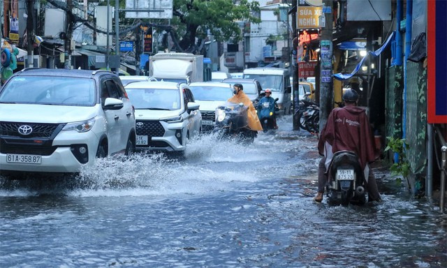 Miền Bắc duy trì trạng thái nắng nóng ở đồng bằng, mưa dông ở vùng núi