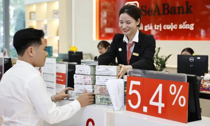 Tiền người dân gửi ngân hàng tăng kỷ lục