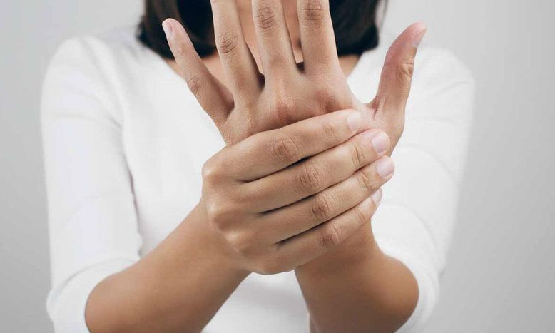 Tê tay là dấu hiệu của bệnh gì?
